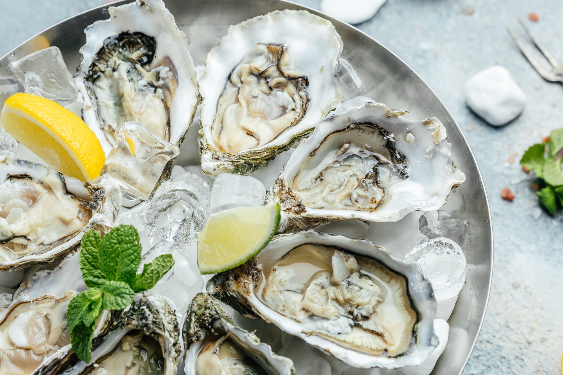 Fresh Oysters with lime, lemon and ice